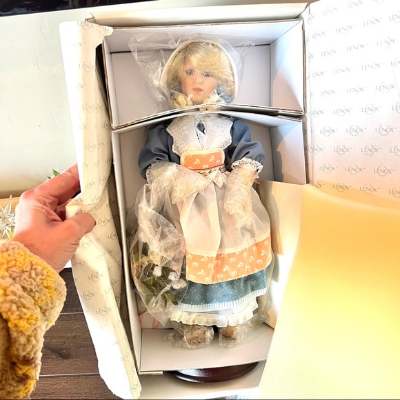 New in box Hannah The Little Dutch Maiden Lenox Doll - Picture 1 of 4